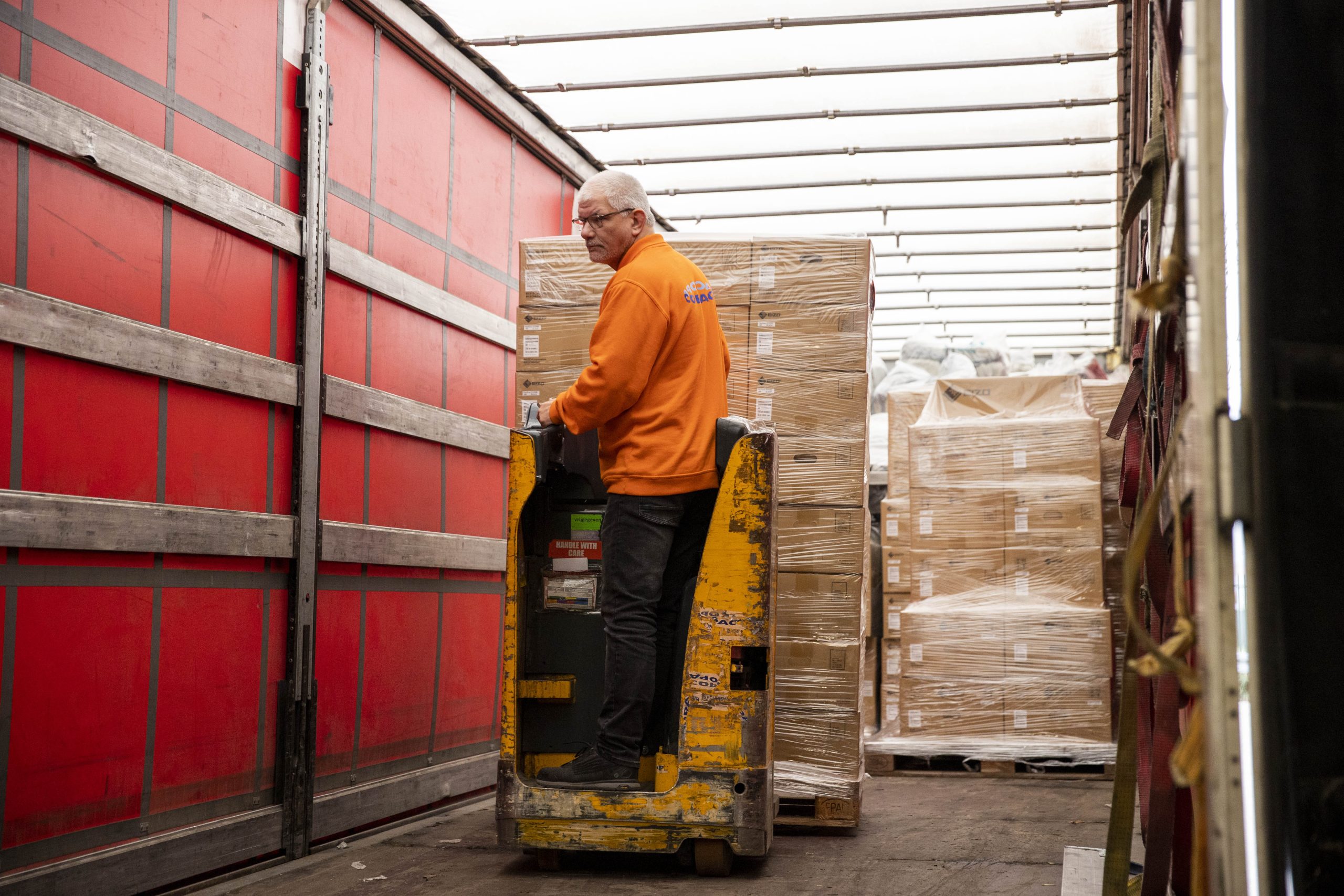 Medewerker Yours Value Logistics rijdt goederen uit de vrachtwagen