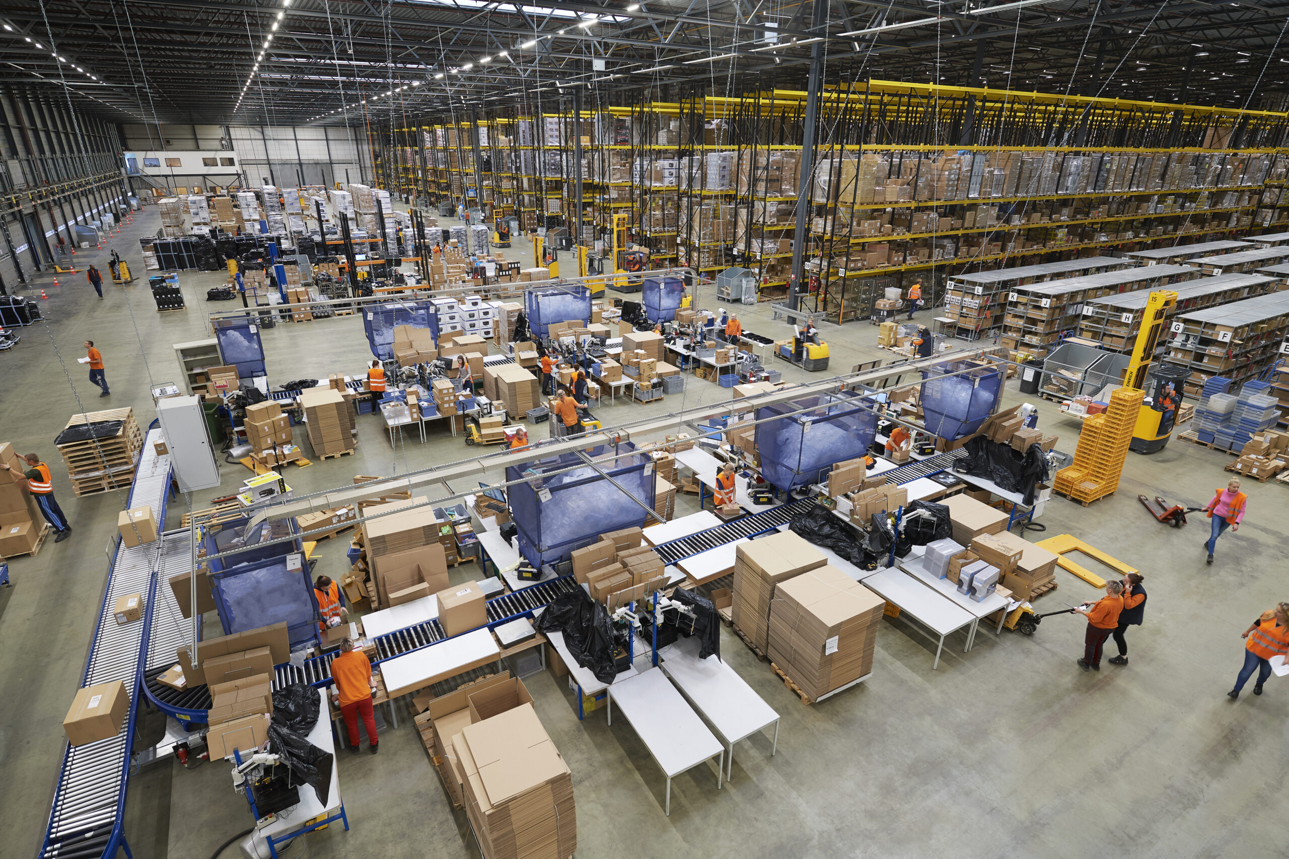 Warehouse in Wijchen met inpaktafels en medewerkers