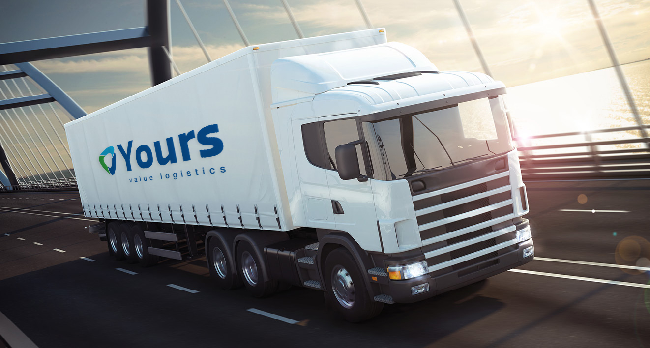 Vrachtwagen op de snelweg met het logo van Yours Value Logistics aan de zijkant